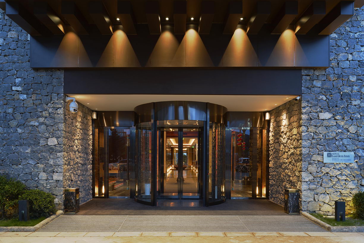 特色藏族文化主题酒店设计作品_香格里拉希尔顿花园酒店酒店正门